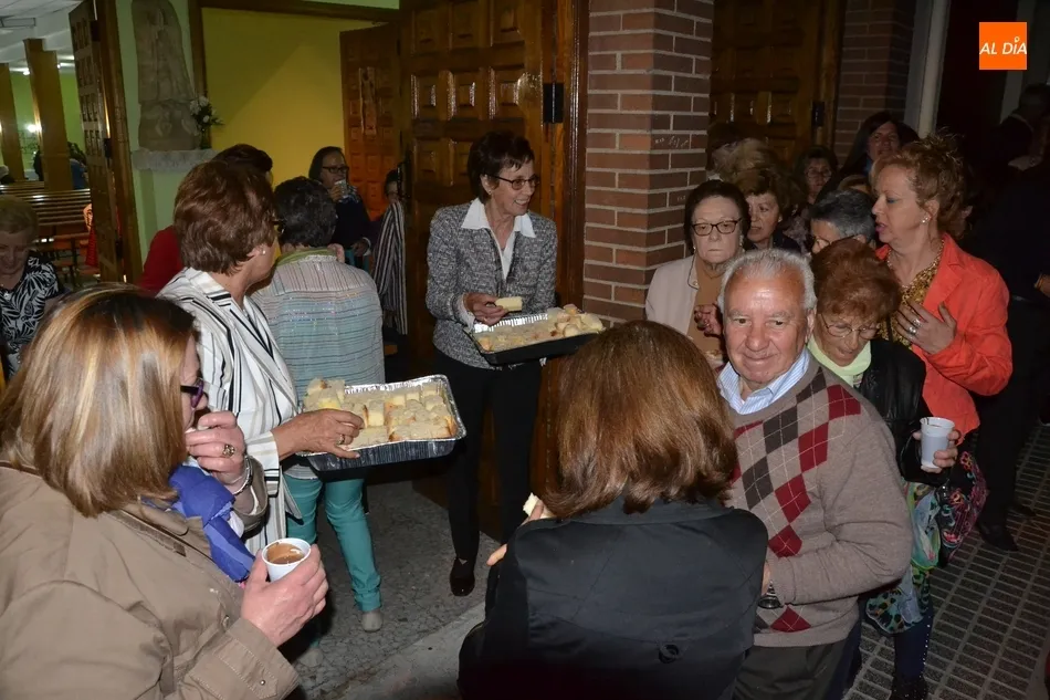 Foto 4 - La Virgen de F&aacute;tima reina entre las velas con la novedosa compa&ntilde;&iacute;a de mayordomas y pol&iacute;ticos  