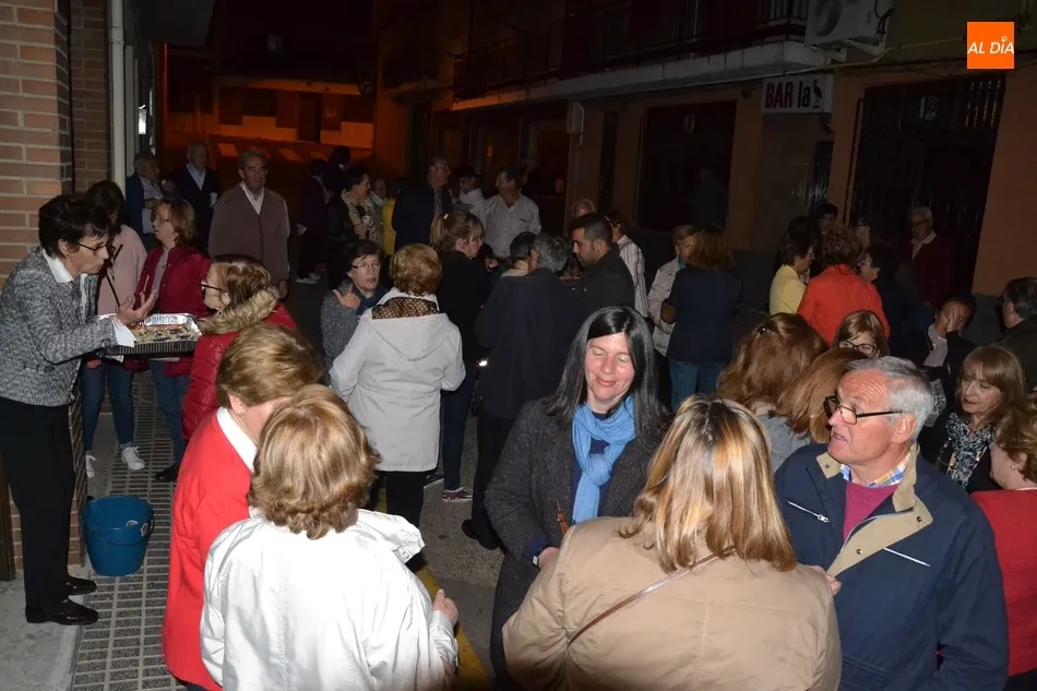 Foto 2 - La Virgen de F&aacute;tima reina entre las velas con la novedosa compa&ntilde;&iacute;a de mayordomas y pol&iacute;ticos  