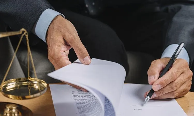 Contratar un abogado, una forma de ahorrar dinero  