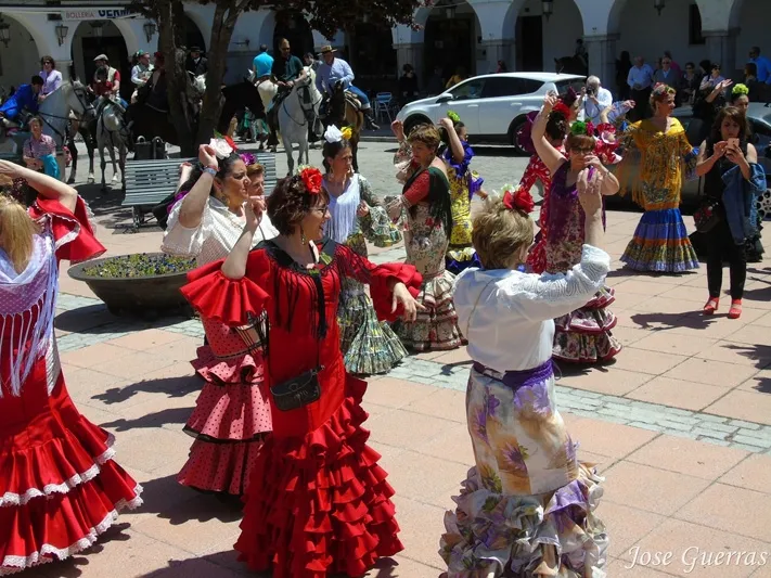 Foto 10 - Color y bailes para poner punto y final a la XI Feria de Abril