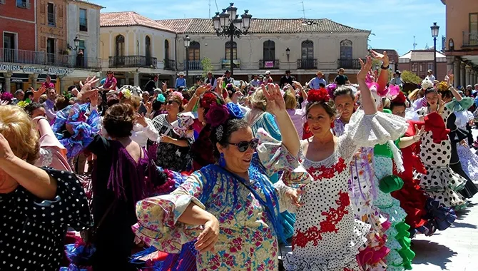 Sevillanas y caballistas protagonizaban un animado desfile este domingo. Fotos: José Guerras