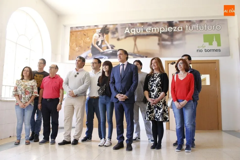 Foto 2 - Estudiantes del CIFP R&iacute;o Tormes explican sus iniciativas al alcalde
