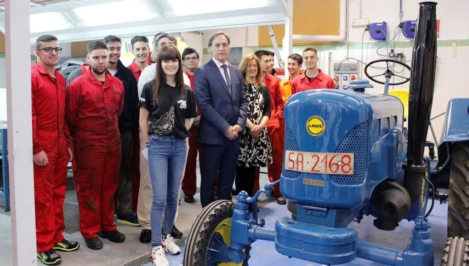 Foto 9 - Estudiantes del CIFP R&iacute;o Tormes explican sus iniciativas al alcalde