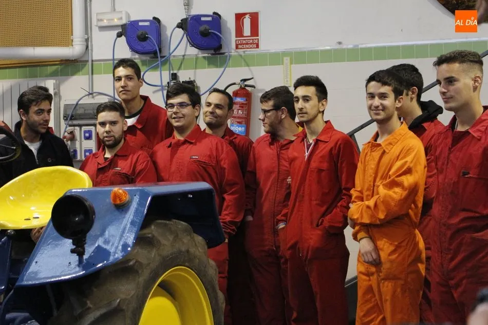 Foto 8 - Estudiantes del CIFP R&iacute;o Tormes explican sus iniciativas al alcalde