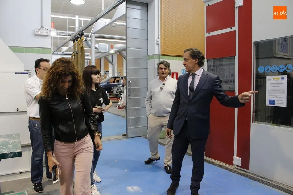 Foto 6 - Estudiantes del CIFP R&iacute;o Tormes explican sus iniciativas al alcalde