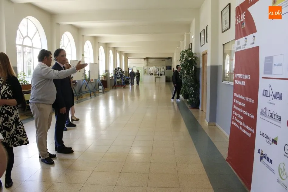 Foto 5 - Estudiantes del CIFP R&iacute;o Tormes explican sus iniciativas al alcalde