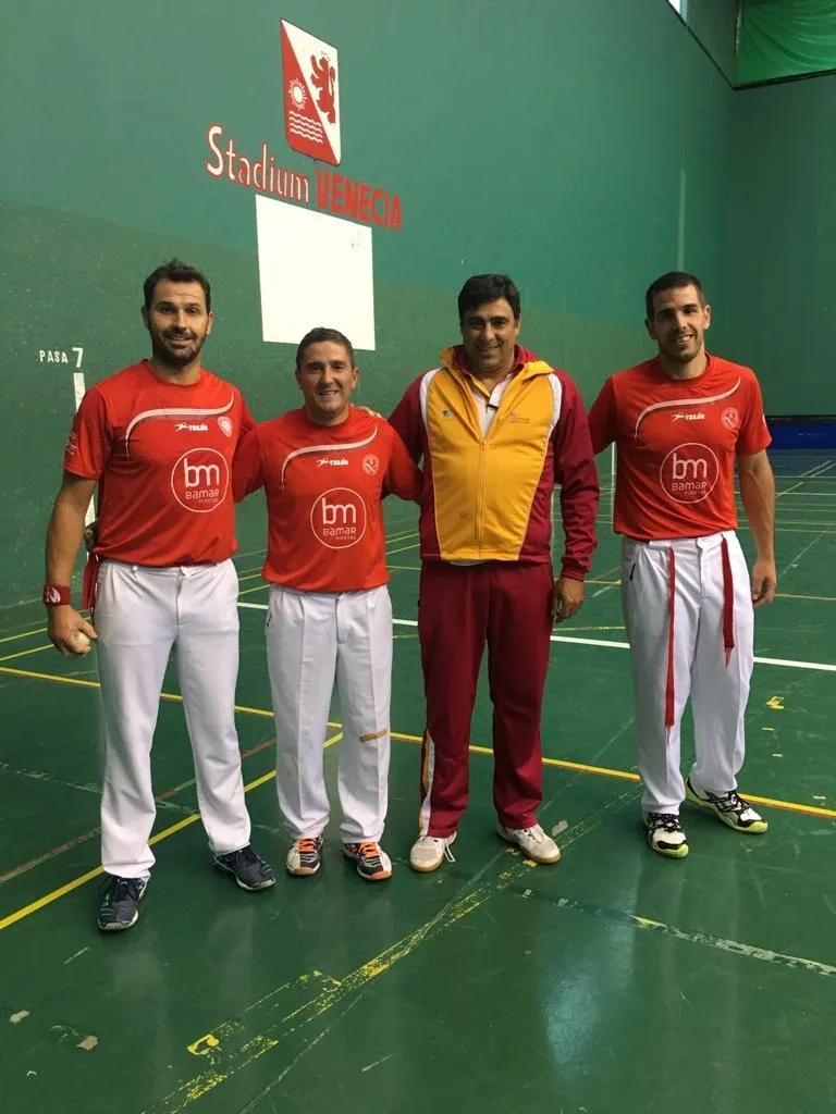 Foto 2 - La selecci&oacute;n de pelota a mano de Castilla y Le&oacute;n se impone a la de Arag&oacute;n en su debut en el...