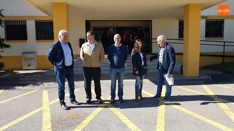 Visita del presidente provincial del PP y candidatos a las Cortes regionales al mercado de ganado