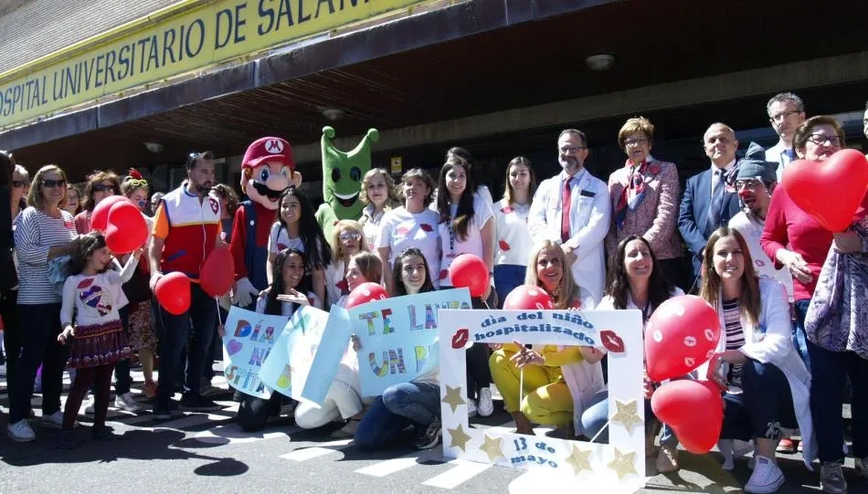 Foto 2 - Besos y sonrisas para celebrar en el Cl&iacute;nico el D&iacute;a del Ni&ntilde;o Hospitalizado