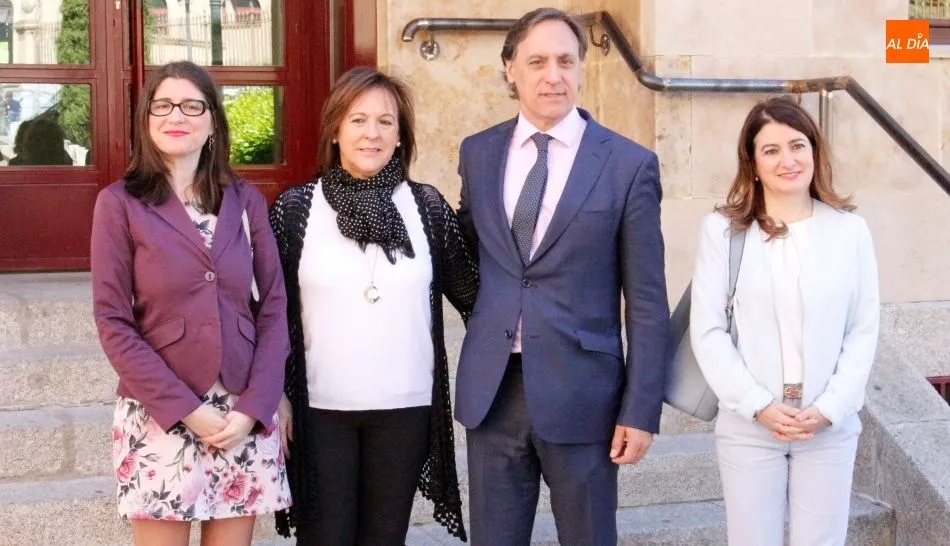 El candidato del PP a la Alcaldía de Salamanca, Carlos García Carbayo, en el centro, antes de anunciar estas propuestas. Foto de Elena López