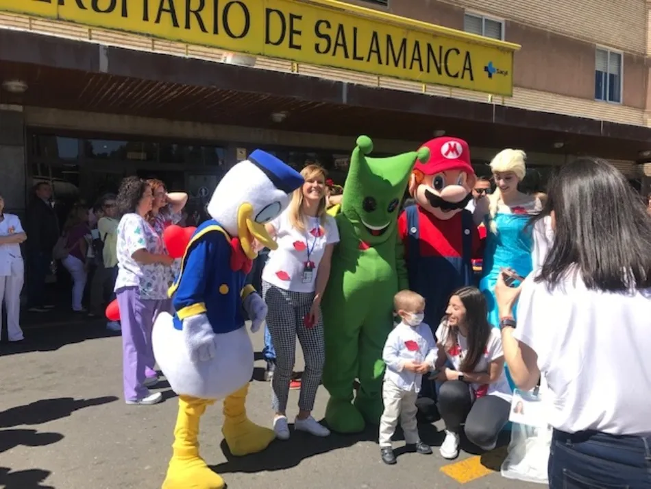 Foto 5 - Besos y sonrisas para celebrar en el Cl&iacute;nico el D&iacute;a del Ni&ntilde;o Hospitalizado