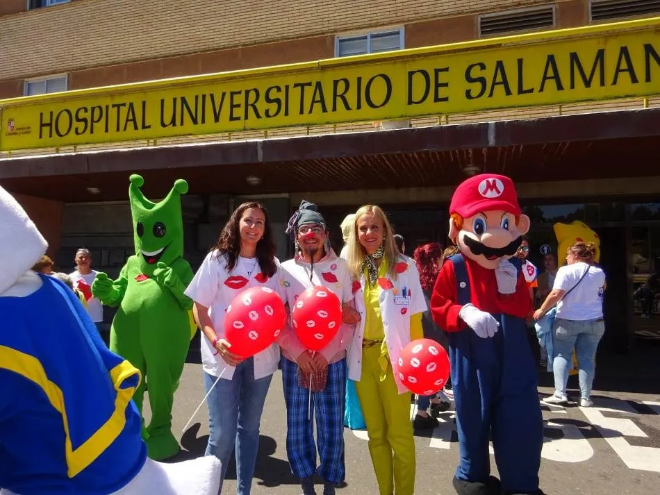 Foto 3 - Besos y sonrisas para celebrar en el Cl&iacute;nico el D&iacute;a del Ni&ntilde;o Hospitalizado