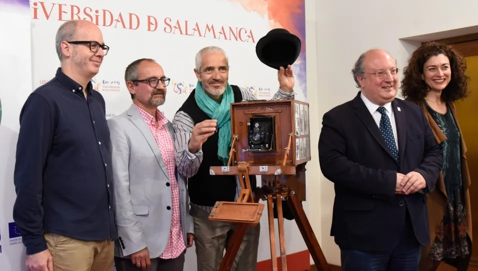 Los fotógrafos salmantinos Alberto Prieto y Luis Lorenzo, junto el vicerrector de Política Académica y Participación Social, Enrique Cabero, y por el subdirector de Actividades Culturales, Luis Barrio. Foto USAL
