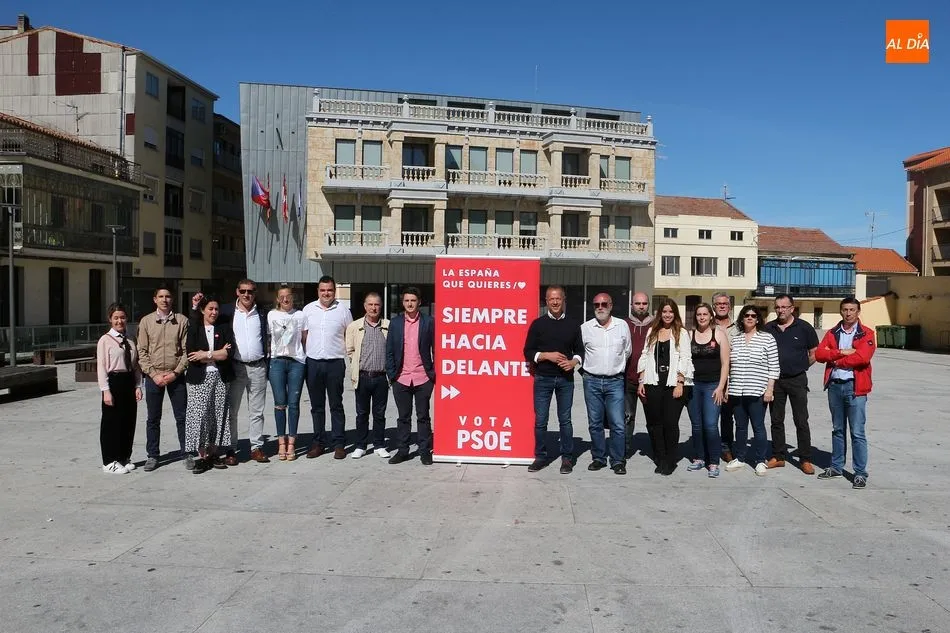 El PSOE de Guijuelo junto con Ander Gil en la Plaza Mayor