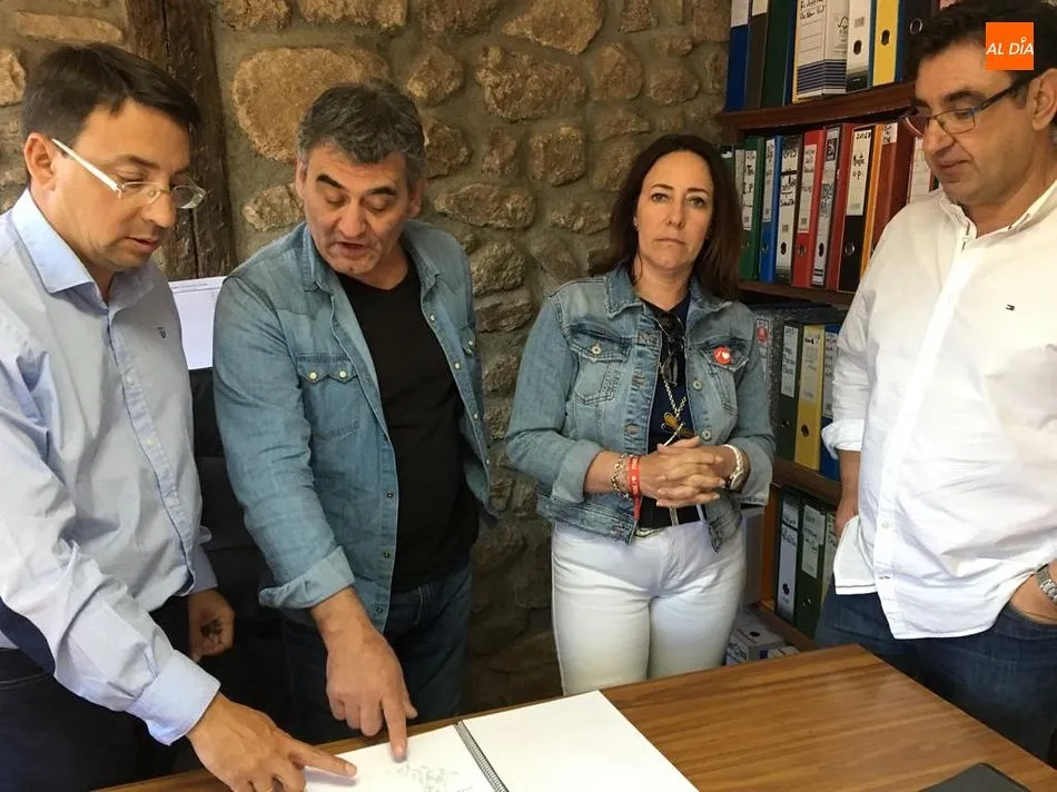 Fernando Pablos en su visita a San Martín del Castañar junto al candidato a la Alcaldía, Alfonso Calvo