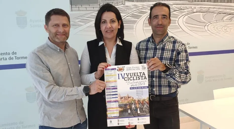 La concejala de Deportes, Silvia González, junto a integrantes de la organización de la Vuelta Ciclista Máster