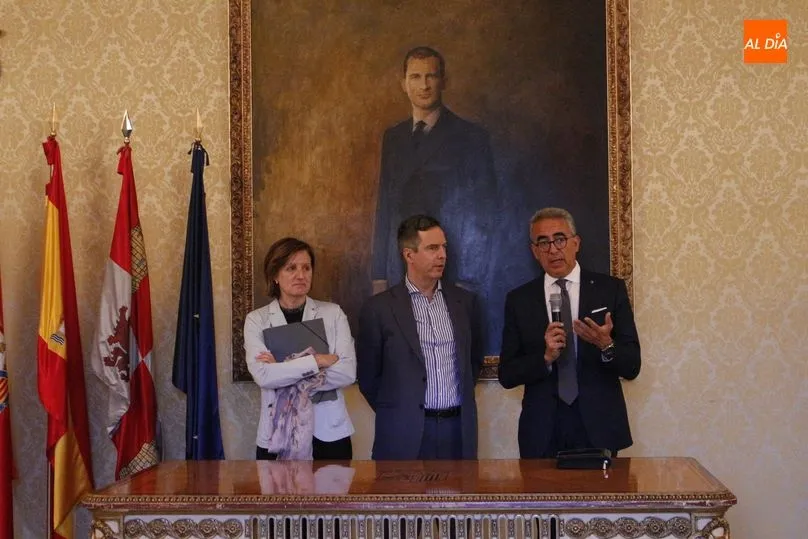 Foto 2 - Alumnos de Chile y Oporto del Programa Interuniversitario de la Experiencia visitan el Ayuntamiento