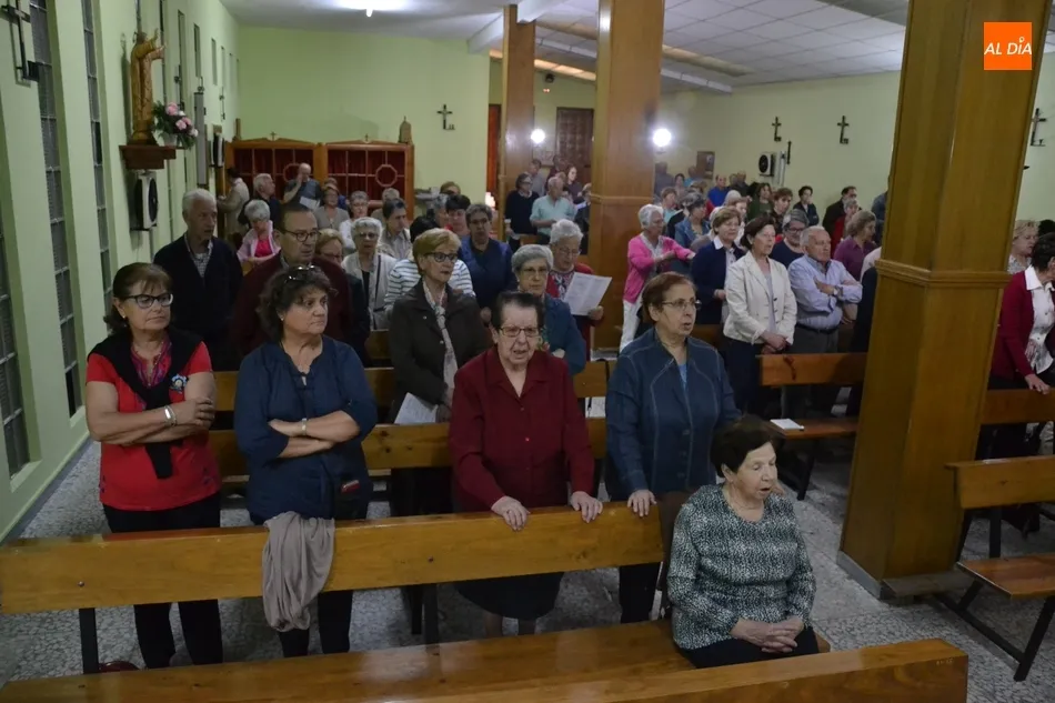 Foto 4 - Amplia asistencia de fieles tambi&eacute;n a la misa solemne en honor a la Virgen de F&aacute;tima  