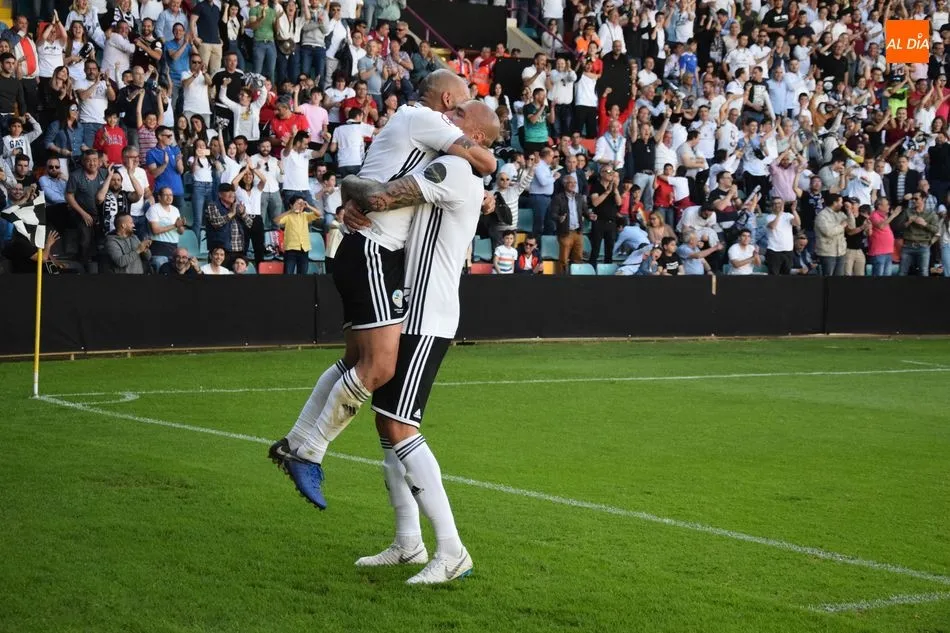 Jehu y Chatón celebran un gol