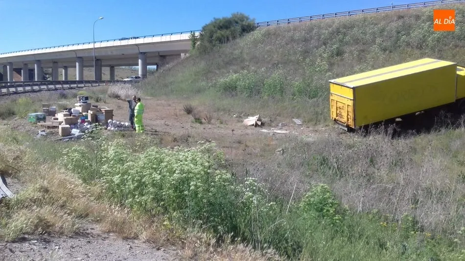 Foto 3 - Un cami&oacute;n de Correos se sale de la v&iacute;a y se queda en la mitad de la rotonda de Aldeatejada
