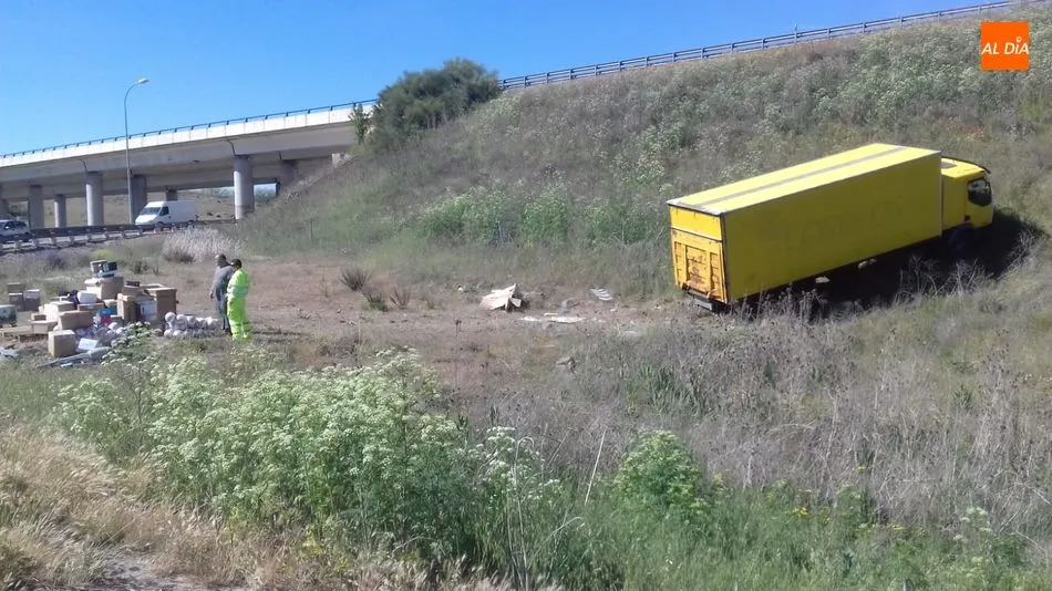 Foto 2 - Un cami&oacute;n de Correos se sale de la v&iacute;a y se queda en la mitad de la rotonda de Aldeatejada