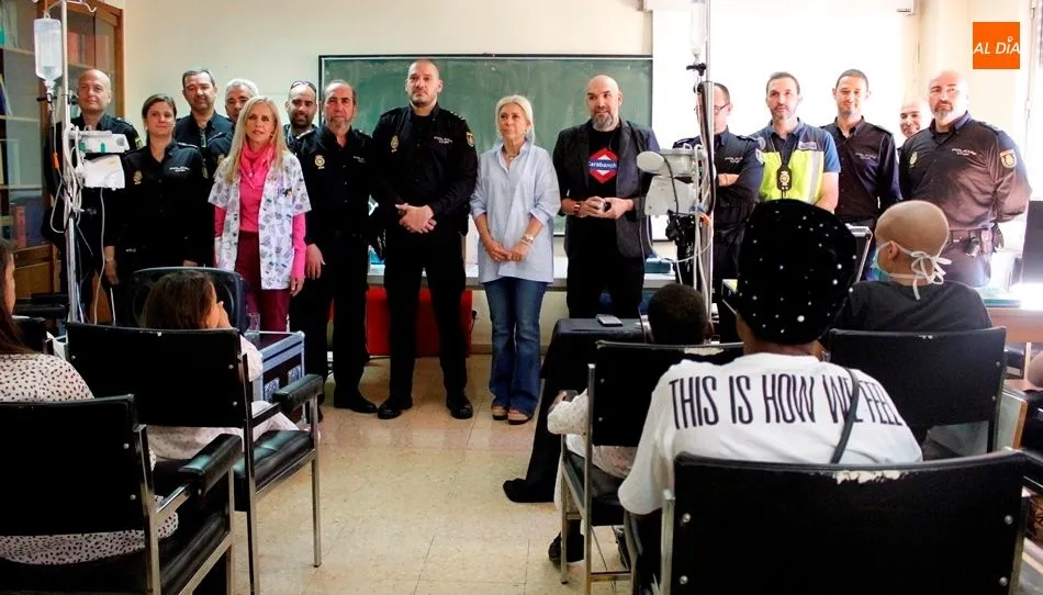Visita de la AECC y de la Policía Nacional a los pacientes de la planta de pediatría del Clínico. Foto de Elena López
