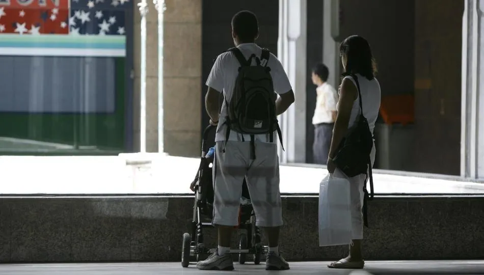 La madre, entre semana, hace más actividades con sus hijos que el padre. Foto: EP