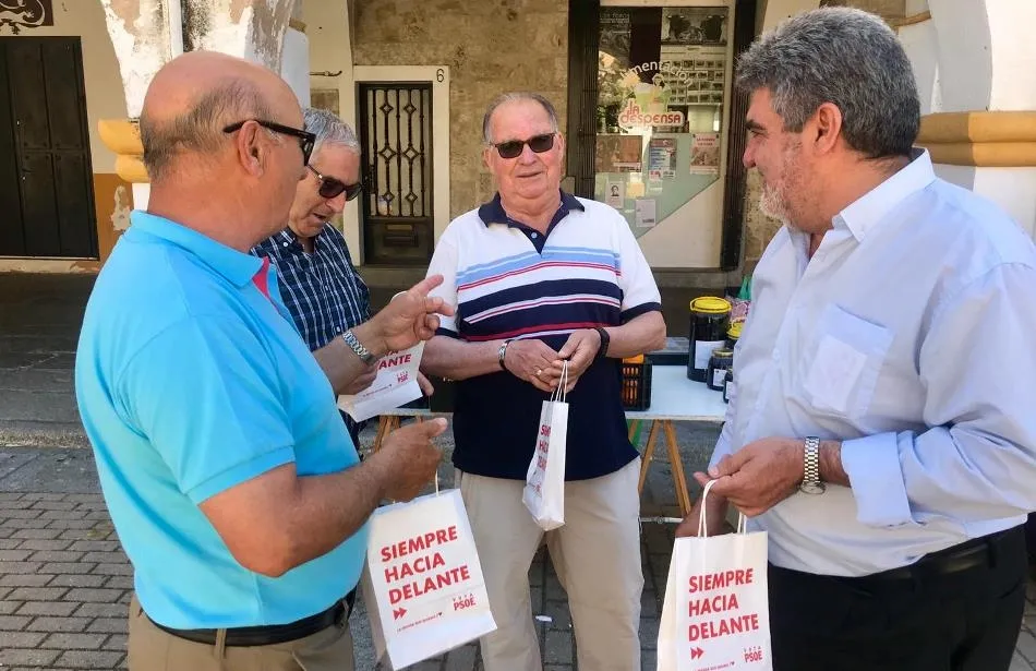 Foto 4 - La campa&ntilde;a electoral llega tambi&eacute;n al Mercado de los Martes  