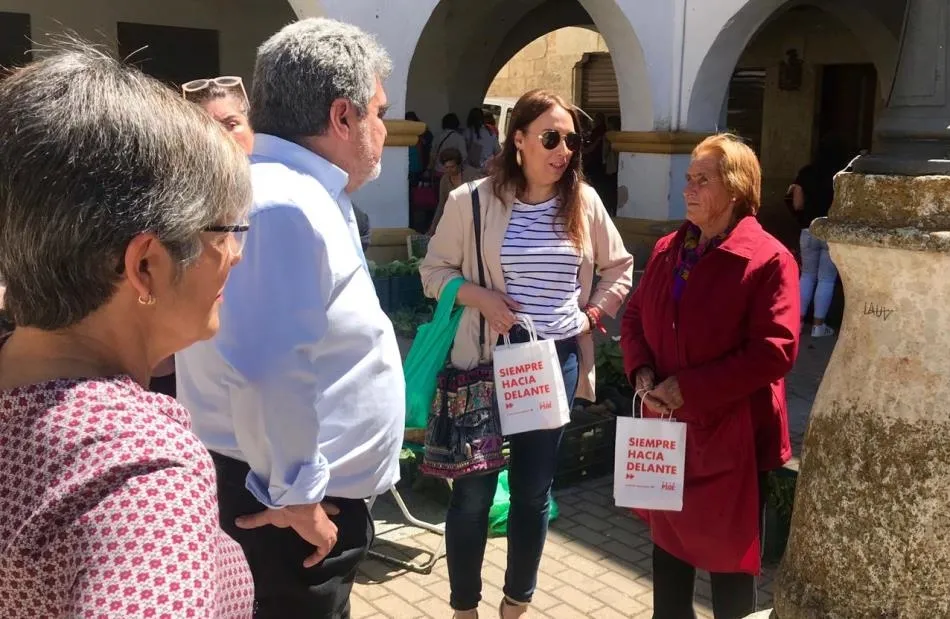 Foto 2 - La campa&ntilde;a electoral llega tambi&eacute;n al Mercado de los Martes  
