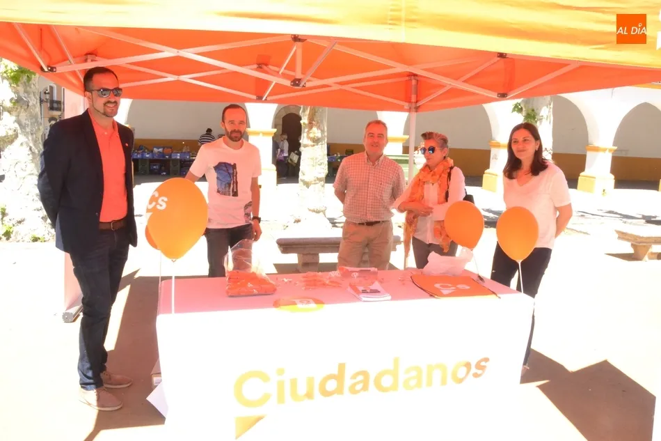 Foto 3 - La campa&ntilde;a electoral llega tambi&eacute;n al Mercado de los Martes  