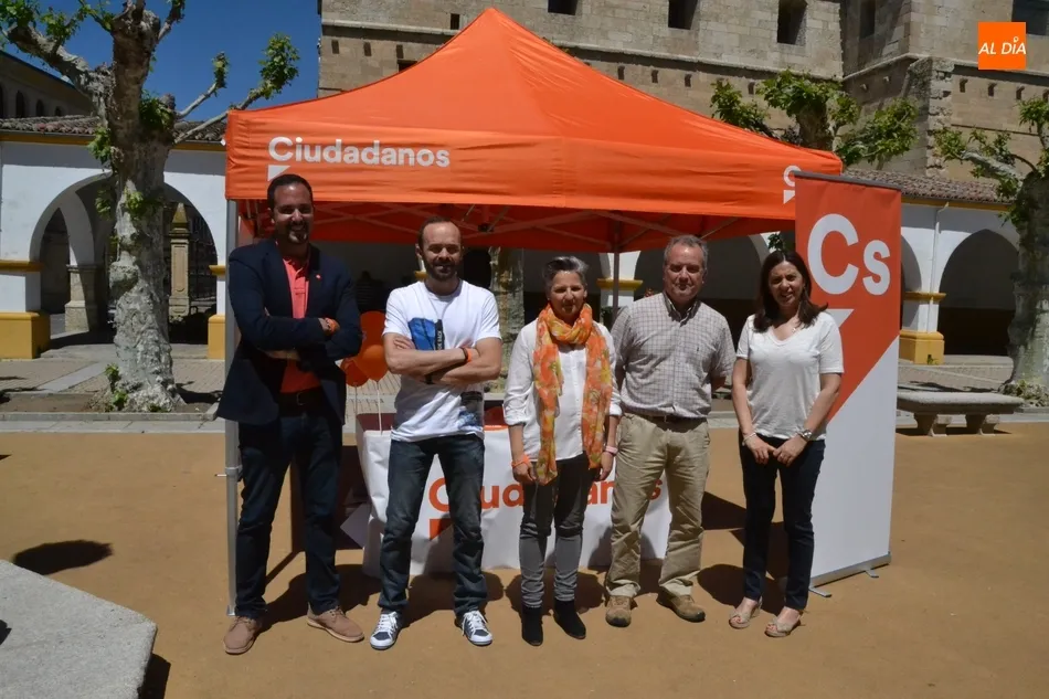 La campaña electoral llega también al Mercado de los Martes  
