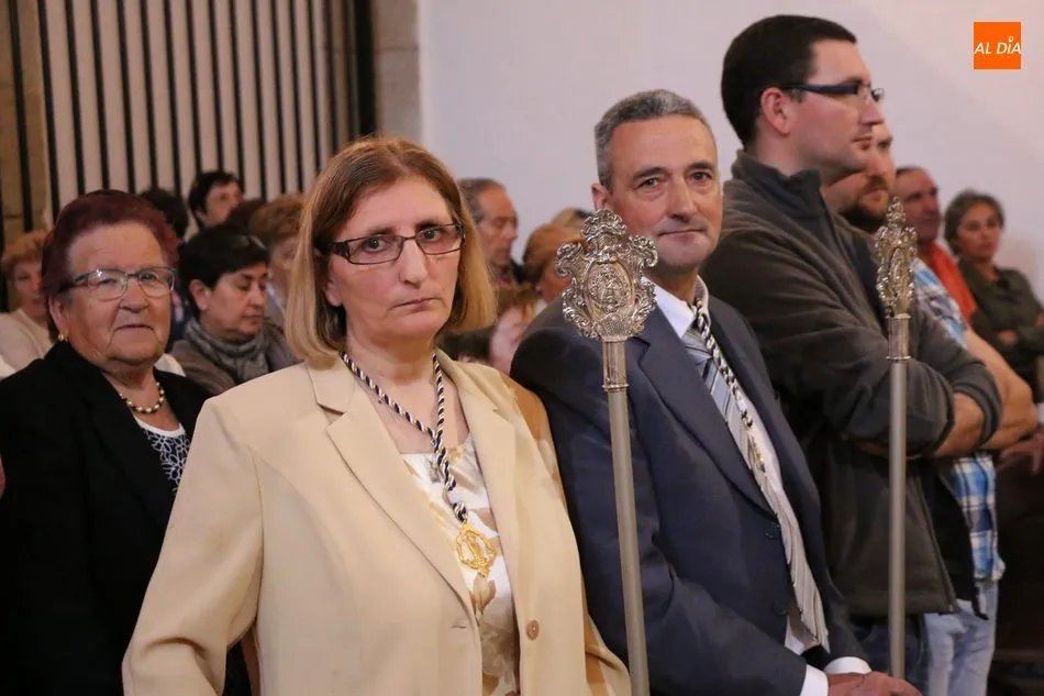 María Martín y José Piñel empuñaron las varas como mayordomos de la Virgen del Castillo / CORRAL