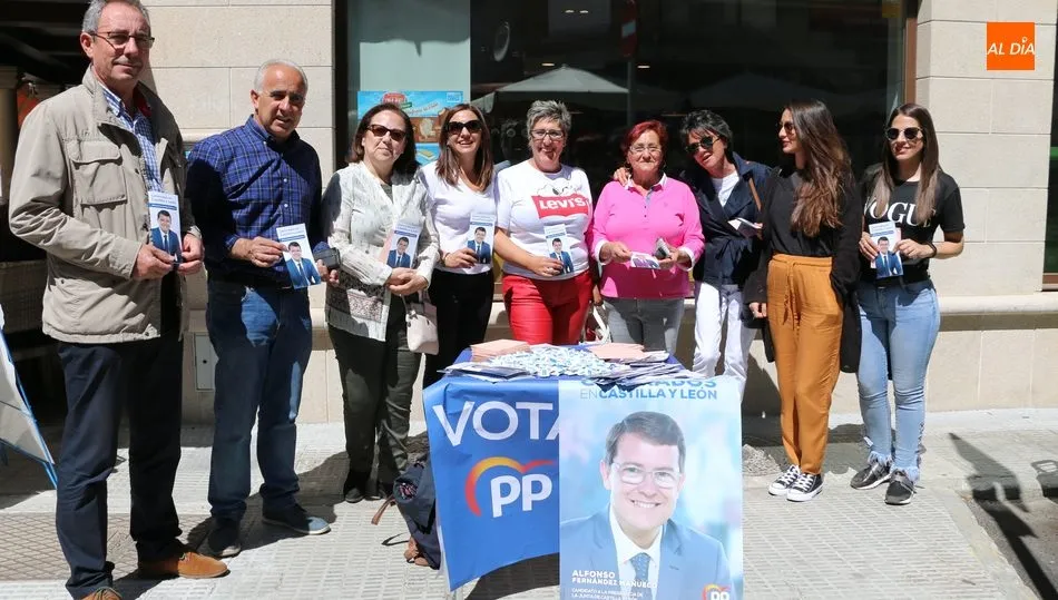Responsables y candidatos populares con algunos simpatizantes y concejales de la comarca / CORRAL