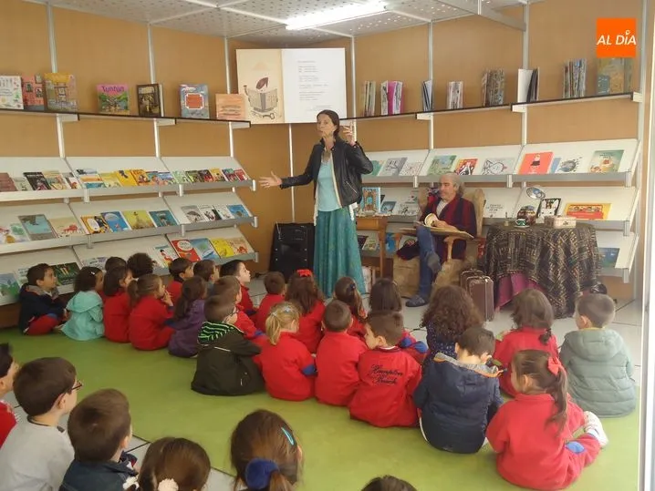 Foto 7 - Los alumnos m&aacute;s peque&ntilde;os de Trinitarios visitan la Feria del Libro