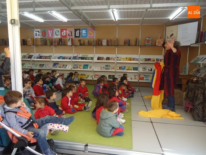 Foto 6 - Los alumnos m&aacute;s peque&ntilde;os de Trinitarios visitan la Feria del Libro