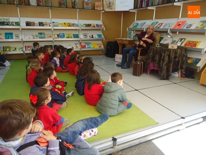 Foto 5 - Los alumnos m&aacute;s peque&ntilde;os de Trinitarios visitan la Feria del Libro