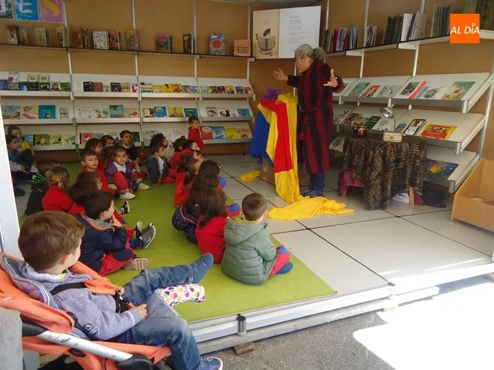 Foto 2 - Los alumnos m&aacute;s peque&ntilde;os de Trinitarios visitan la Feria del Libro