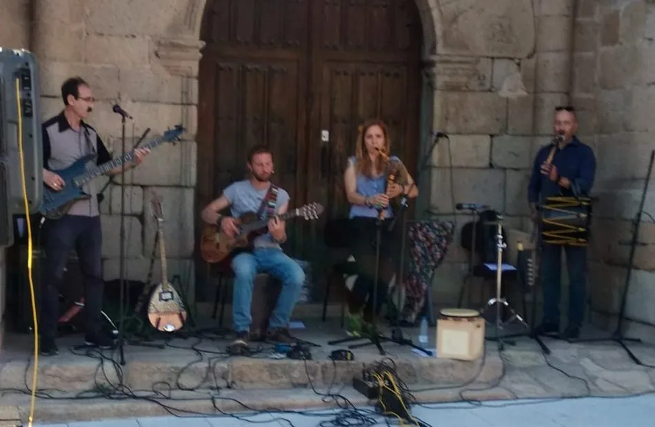 Momento de la actuación de Zaragata en la Plaza Mayor de Pereña de la Ribera