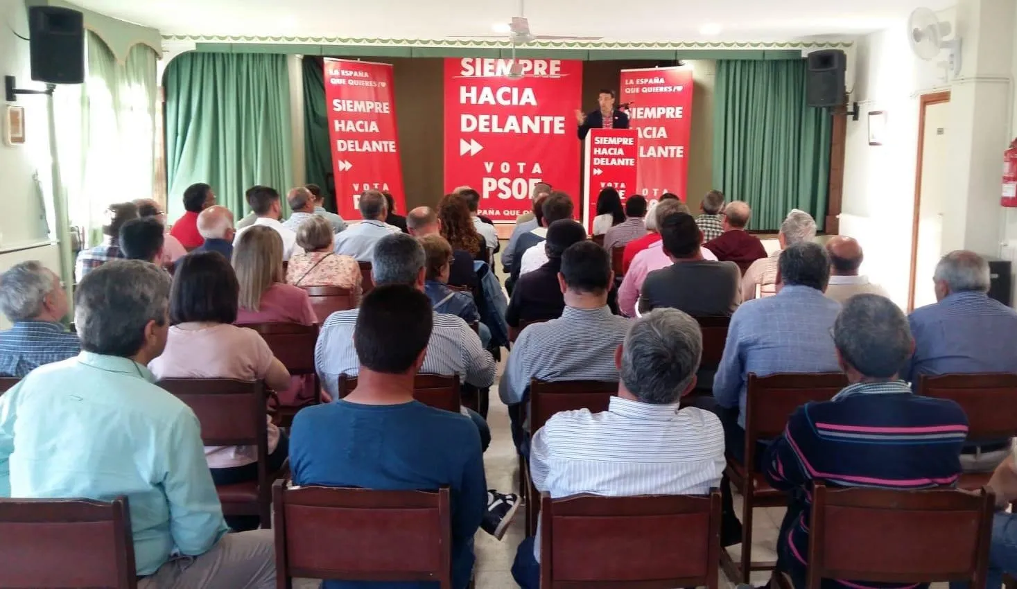 Demetrio Madrid, antiguo presidente de la Junta, participa en un mitin del PSOE en La Fuente  