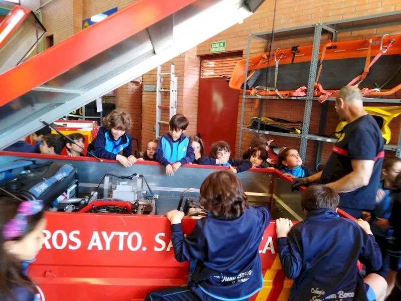 Visita de los alumnos del San Juan Bosco al Parque de Bomberos