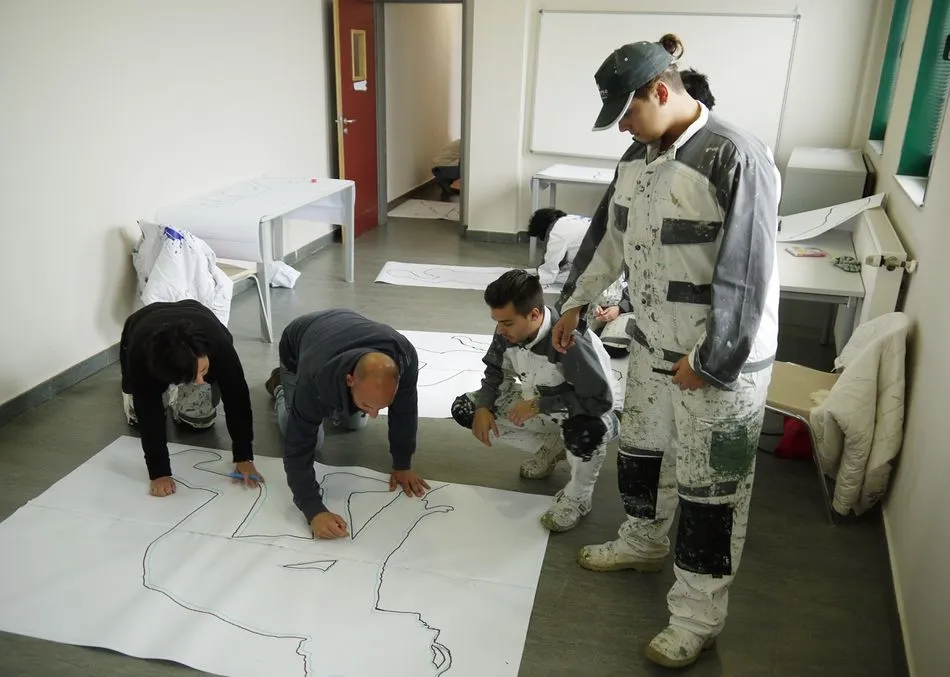 Foto 2 - Los alumnos del programa formativo &lsquo;Pinceladas Carbajosa&rsquo; decoran los vestuarios del Complejo...