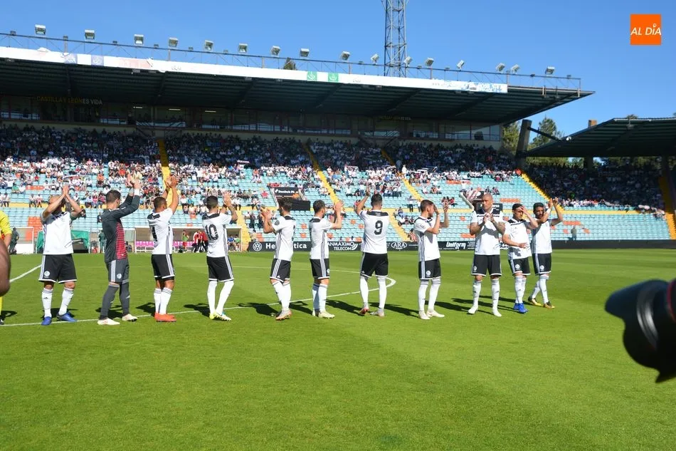 Los jugadores del Salamanca UDS saludan a su afición / Lydia González