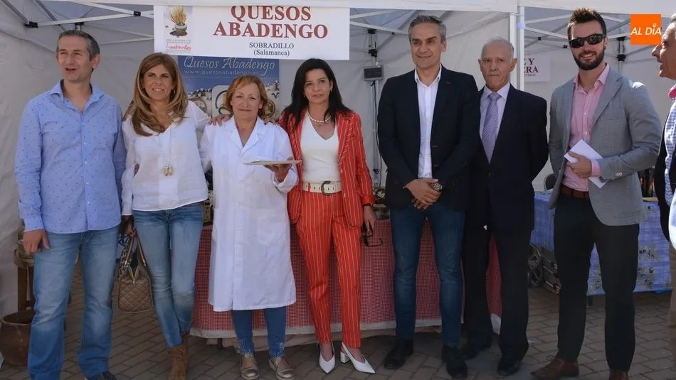 Las autoridades recorrieron los distintos stand de la feria multisectorial de Lumbrales / E. Corredera