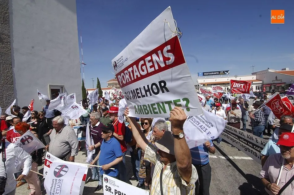 Foto 11 - Unas 200 personas reivindican en la frontera hispano-lusa el fin de los telepeajes en Portugal  