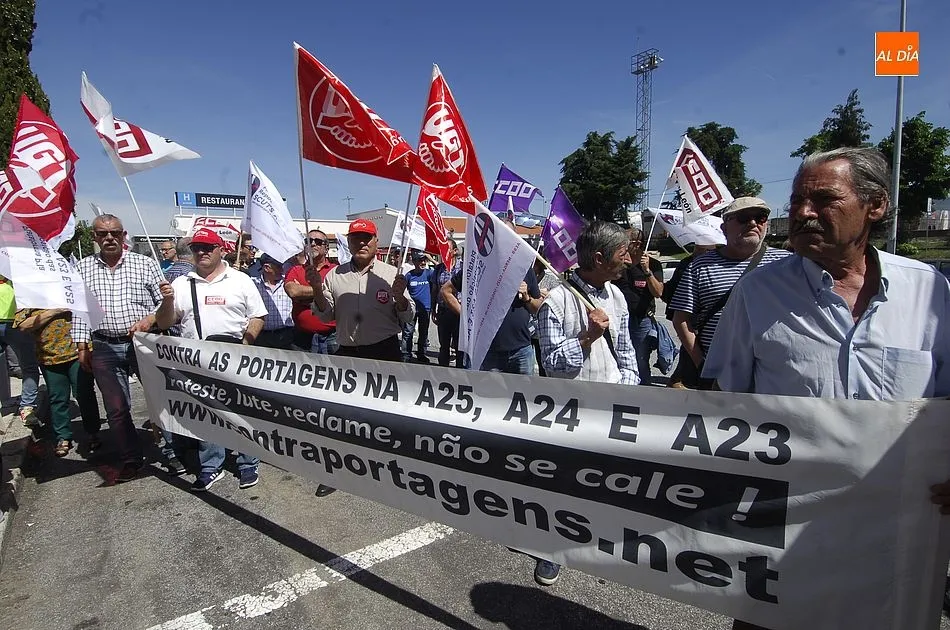 Foto 9 - Unas 200 personas reivindican en la frontera hispano-lusa el fin de los telepeajes en Portugal  