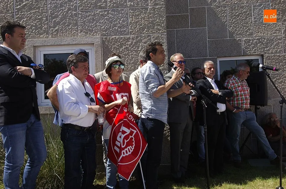Foto 5 - Unas 200 personas reivindican en la frontera hispano-lusa el fin de los telepeajes en Portugal  