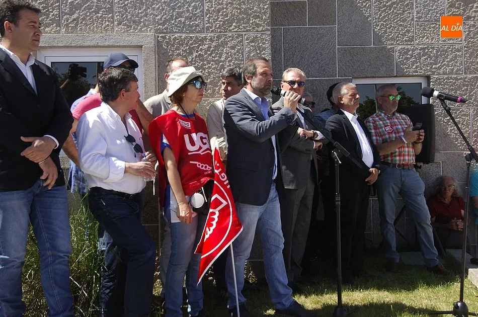 Foto 6 - Unas 200 personas reivindican en la frontera hispano-lusa el fin de los telepeajes en Portugal  