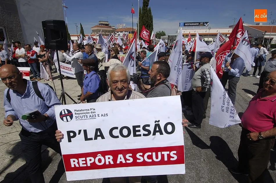 Foto 2 - Unas 200 personas reivindican en la frontera hispano-lusa el fin de los telepeajes en Portugal  
