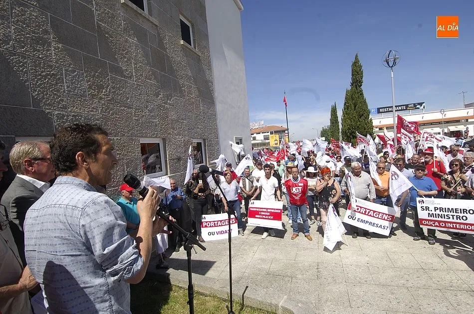 Foto 4 - Unas 200 personas reivindican en la frontera hispano-lusa el fin de los telepeajes en Portugal  