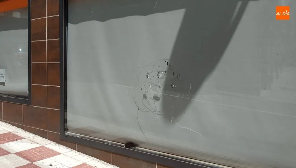 Varios escaparates amanecen con graves desperfectos den Béjar